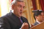 Jean-Pierre Raffarin pr&eacute;sente sa politique d'accueil et d'int&eacute;gration, Paris 10 04 2003/Ph Moctar KANE